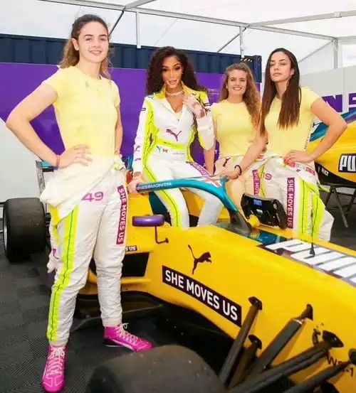 白癜风女子为高富帅男友拍照,身旁美女一脸艳羡,网友真重口味