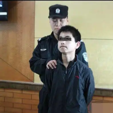 12岁学生害了母亲,转眼被释放要进入学校,指望学校用嘴改造学生