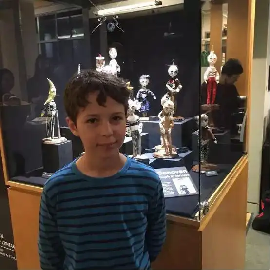 12岁天才男孩靠捡破烂打造奇幻娃娃,获奖无数好的教育,从懂得尊重孩子的个性开始