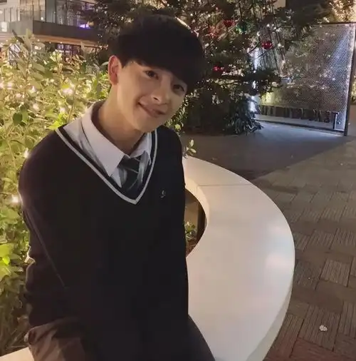 一组梦中男高照片走红,发着光的少年,不知是多少人的青春