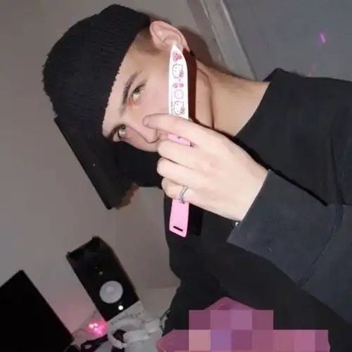 头像枕头里藏着早已发霉的梦,梦里住着无法拥有的人