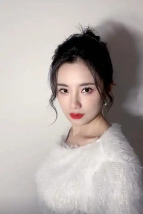 伊一工作进步快,和管彤马跃赴四川主持中国文联下基层慰问演出