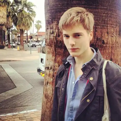 请问百度百科德意志人中德意志男性标准脸的配图这个人是谁