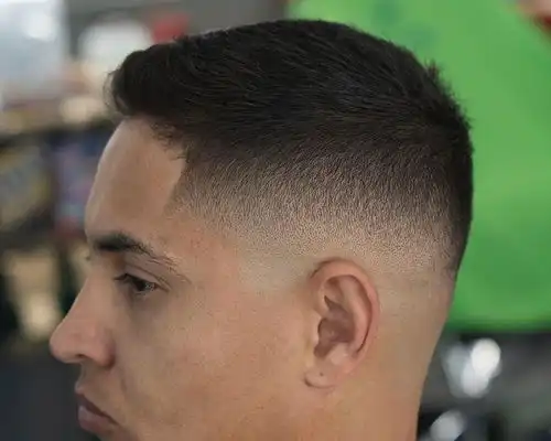 受欢迎的男士发型有哪几种小寸头,飞机头,两侧铲短发型都不错