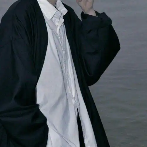 有哪些男士的背影图片可以当头像的黑色的,冷酷的那种