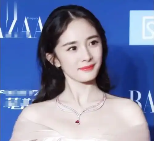 杨幂新剧杀青后心情好,和闺蜜逛街长腿吸睛,咖啡馆里被男子搭讪