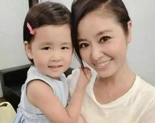 有种奢侈叫林心如女儿,3岁时首饰值3亿过度富养弊大于利