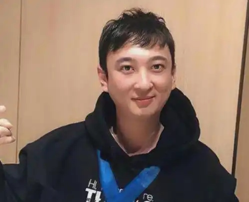 王思聪新绯闻成为笑柄,和孙一宁互撕后首次现身,全程不离手机