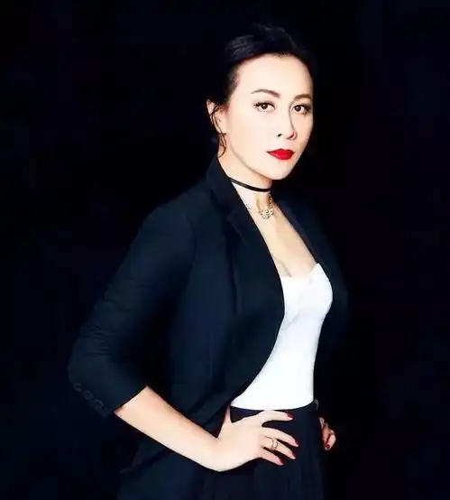 她被嘲长相一般,结婚多年膝下无子,凭什么被全国最帅的男人宠上天