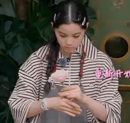 欧阳娜娜只不过扎了侧边马尾辫,气质变得更惊艳,早该选这款发型