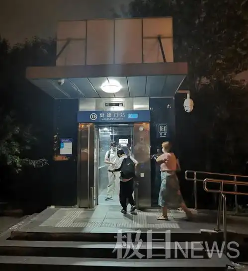 北京网友反映男子凶狠拉扯陌生女子头发,警方介入调查