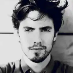 请问照片中的人是谁