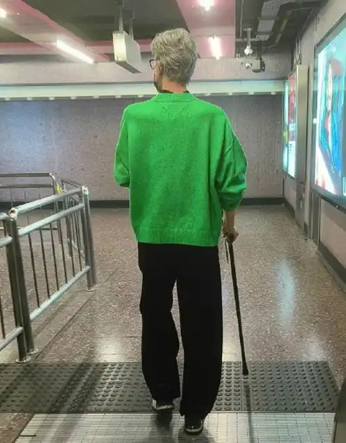 去了香港才发现白发爷爷都在穿西装和卫衣,意外的时髦高级