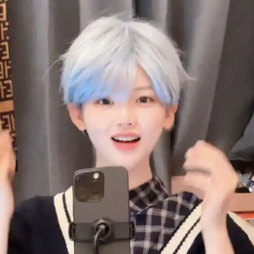 抓马的00后白月光吴宣仪孟美岐上演塑料姐妹花剧情,杨超越好帅