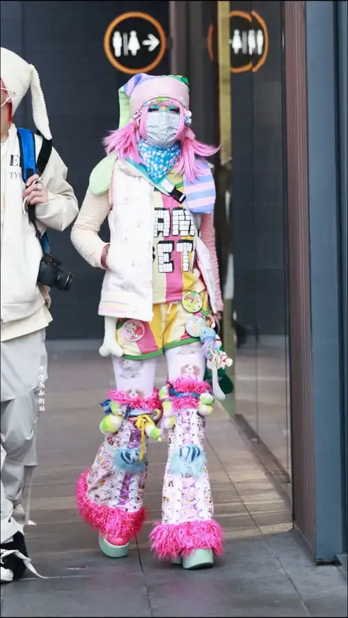 有谁能给我解释一下这是什么造型呀街拍穿搭花本育小众穿搭亚文化原宿风时尚街拍qq秀穿搭