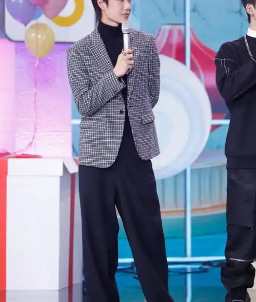 王一博的高级脸绝了梳鸭尾卷发毫不奶气,真空穿风衣男人味爆棚