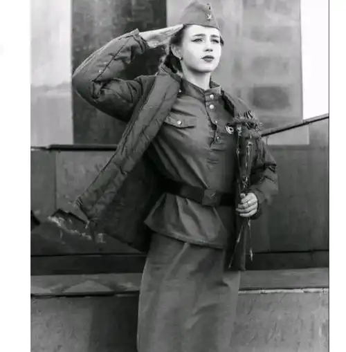 40年代,柏林街头一名苏联女兵的照片,皮肤白皙光滑身材高挑迷人