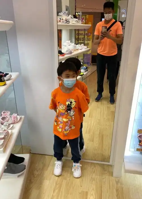 tvb绿叶夫妻给儿子们买新鞋庆孩子重新上学一家四口开心拍全家福