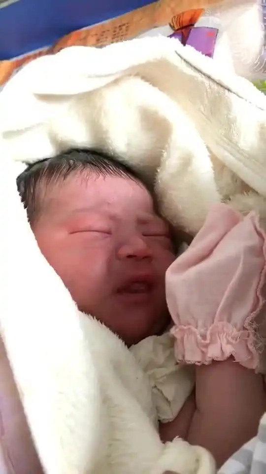 刚出生的小宝宝好可爱,接下来宝宝自己摸自己的脸,简直萌翻了