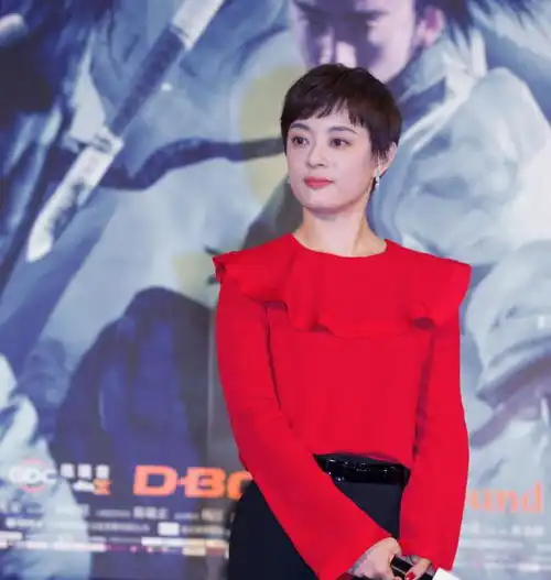 孙俪又是标志性的短发,西装配短裤减龄更优雅,这气质太出众