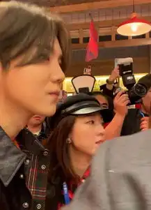 鹿晗火锅店被众女粉围堵,当路人手滑关掉美颜,这样貌太真实