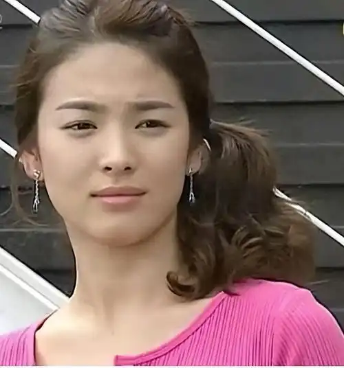 中韩美女pk,49岁林心如和43岁宋慧乔,打针脸到底扛不住了