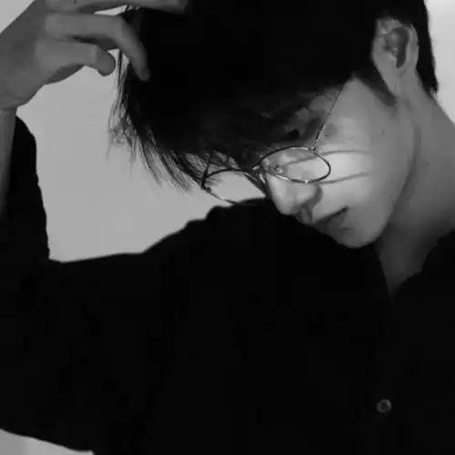 头像突然出现的男生头像