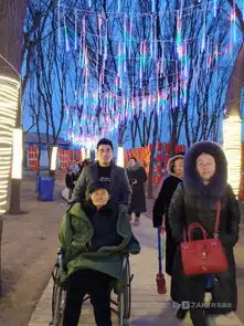 感人邯郸一孝子轮椅推93岁父亲逛庙会走红你养我长大我陪你到老