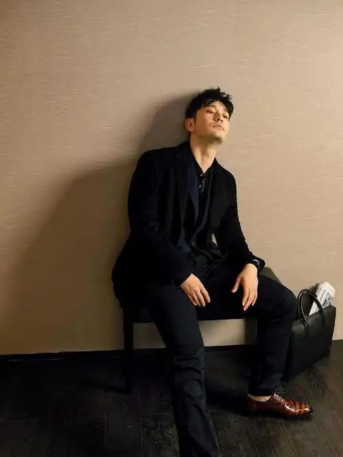 黄晓明画报图,时尚造型走英伦风,每件搭配都男人味十足