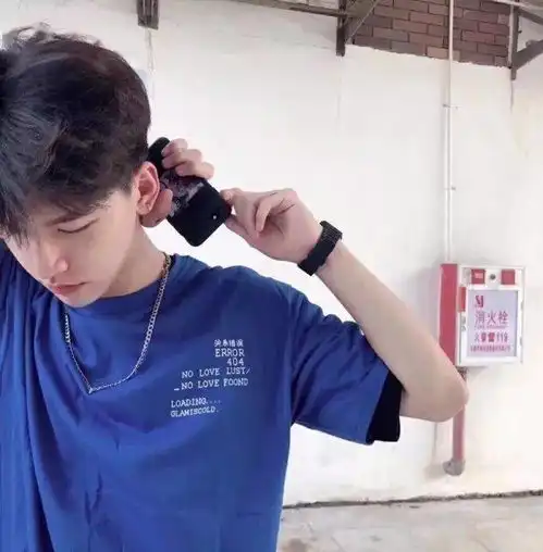 非凡视觉不露正脸的男生拍照姿势