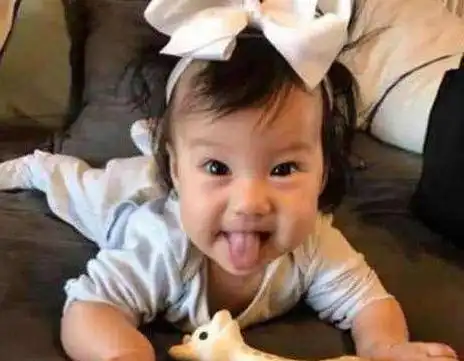 林心如晒女儿照片,霍建华可能是吃醋了,小眼睛跟妈妈一模一样