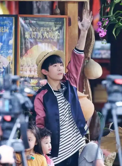 易烊千玺身穿运动套装