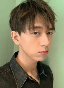 本以为大背头的李现够帅了,当看到他光头,网友男人味十足