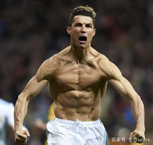 差距c罗不抽烟不喝酒八块腹肌,国足香车美女却顶着大肚腩