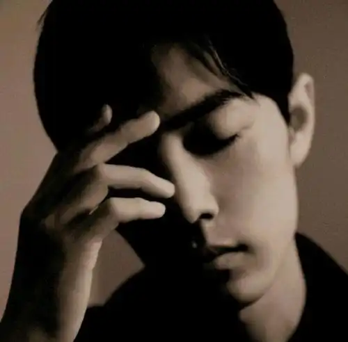 肖战黑白大片,演绎了一个心事重重的忧郁型男,表现力满分