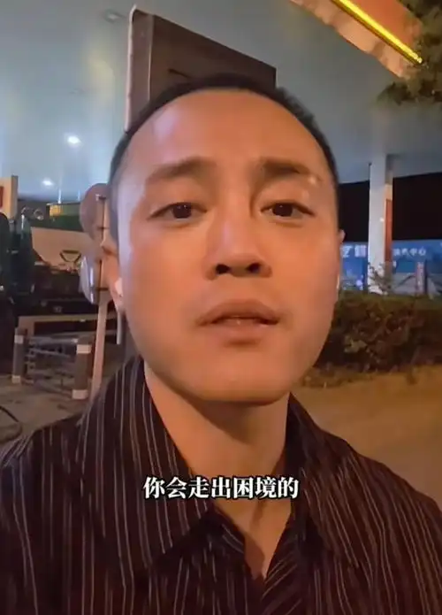 据说,中年女人们,最近都在粉这个中年男人