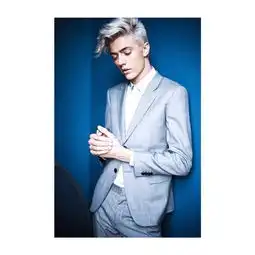 男装周16岁模特走红银发碧眼阳光忧郁气质兼具