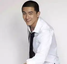 王源寸头现身机场娱乐圈男明星寸头颜值大考验