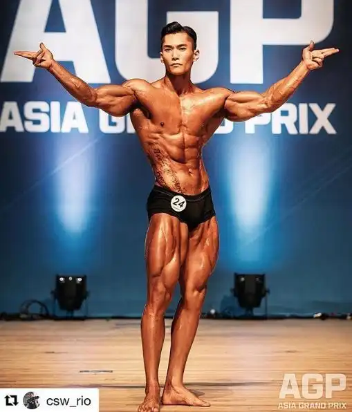 胸肌男脱衣直播吃健身餐,网友直呼肉体比食物更好吃