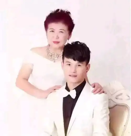 65岁大妈婉拒28岁小伙的追求,2年后,大妈我可以做试管婴儿