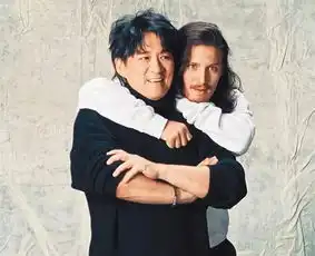 周华健与29岁混血儿子同框,儿子模样过于成熟,不像父子像哥俩