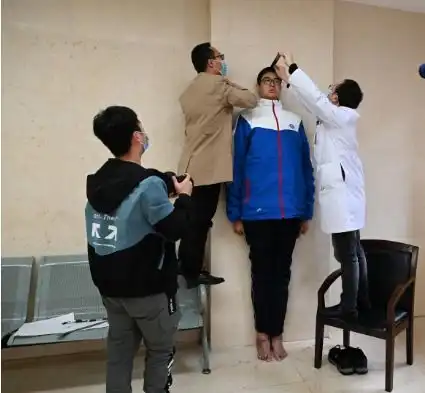 14岁男孩身高221厘米无巨人症,有望缔造新的世界纪录