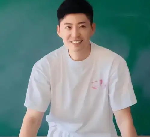 上海某高校老师因身材颜值出圈,网友想回去复读