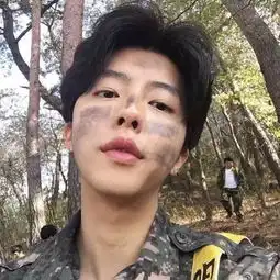 这个人是谁好像是个网红好多人都拿他照片当头像求这个人的微博和名字