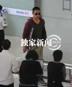 独家邵兵抵沪酷劲十足抽烟等车肌肉健硕