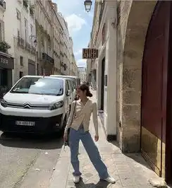 休闲穿搭有一种调皮性感正适合夏天jennie随意慵懒的度假穿搭