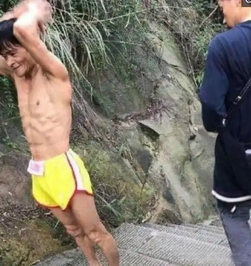 一身肌肉行如20岁小伙,走近一看