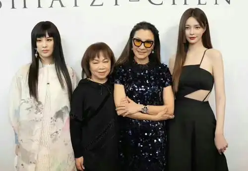 40岁黄圣依古风造型露老态,五官硬朗显男相,与关晓彤共用造型师