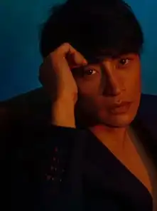 陈志朋新歌写真眼眸间深邃忧郁彰显熟男魅力