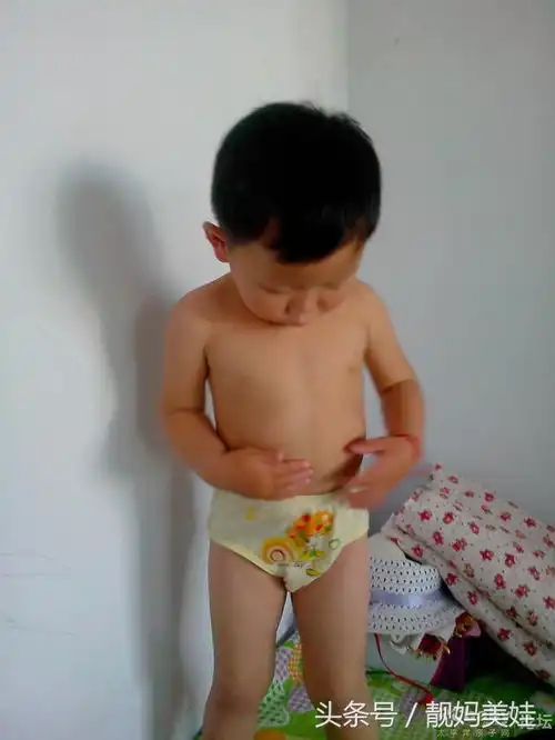 当宝宝在有这三个表现时,就要给他穿内裤了不能再晚了